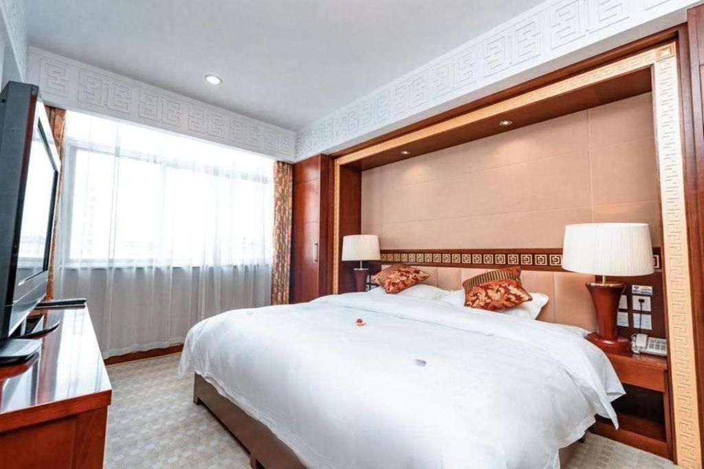 ליג'יאנג Golden Spring Hotel Lijiang מראה חיצוני תמונה