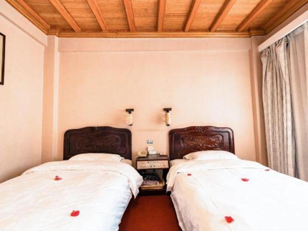 ליג'יאנג Golden Spring Hotel Lijiang מראה חיצוני תמונה